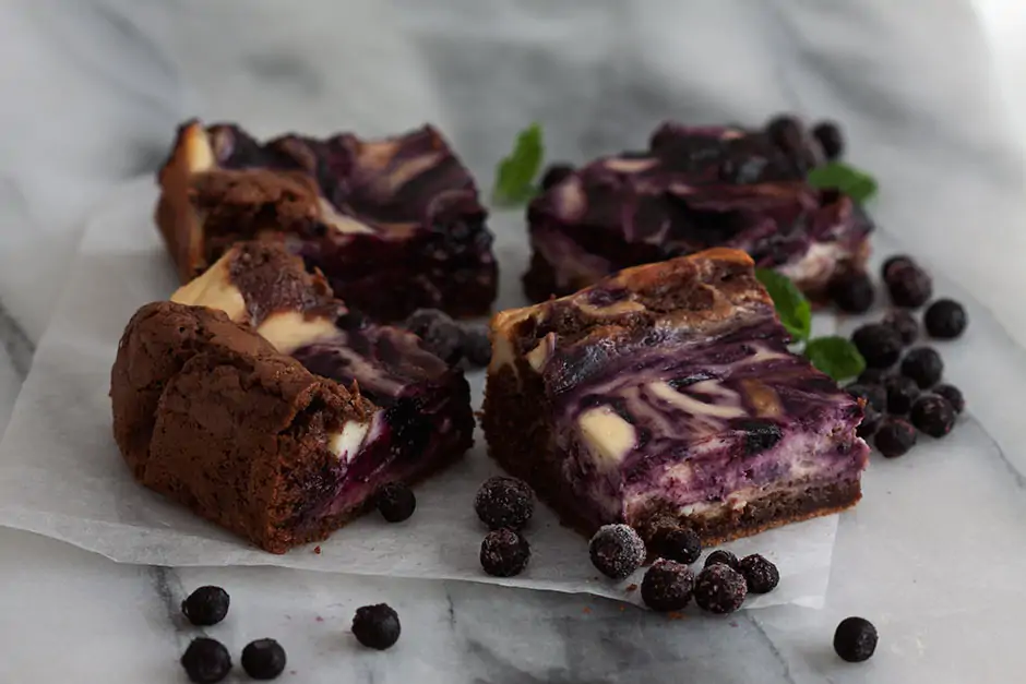 Mustikkajuustokakku-brownie - Leivontablogi Makeaa