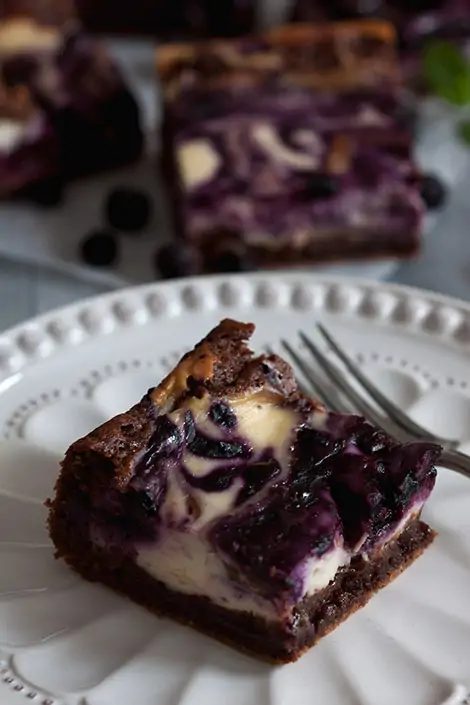 Mustikkajuustokakku-brownie - Leivontablogi Makeaa